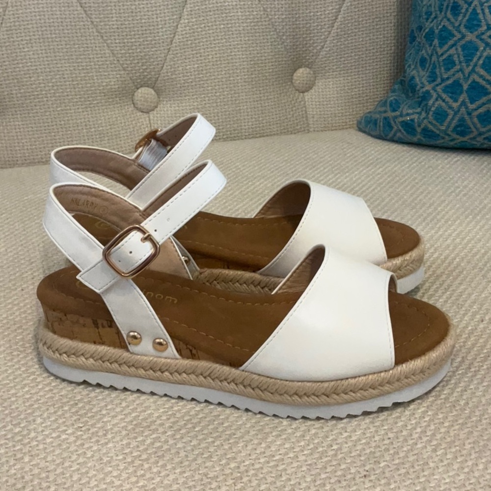 Girls white sandals size 2   Brand new